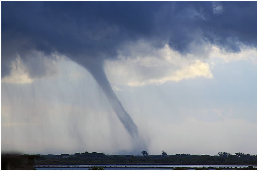 Image d'illustration pour Orages, inondations et trombes marines en Camargue 