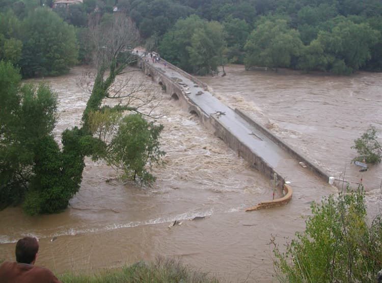 Image d'illustration pour Inondations des 8 et 9 septembre 2002 : catastrophe sur le Gard