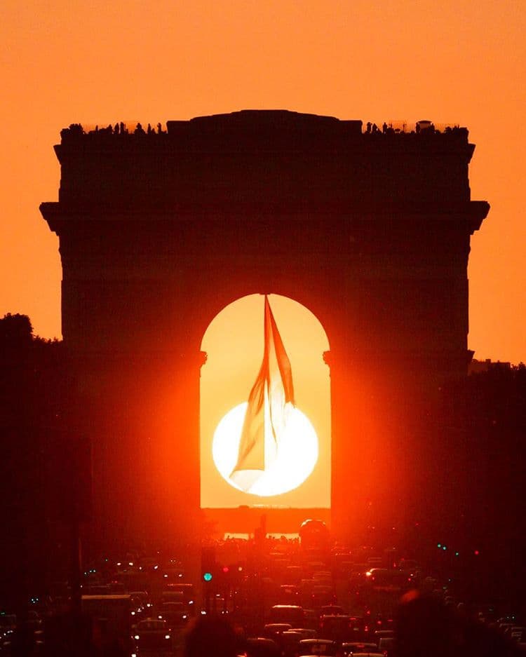Image d'illustration pour Parishenge : Le soleil se couche sous l'Arc de Triomphe