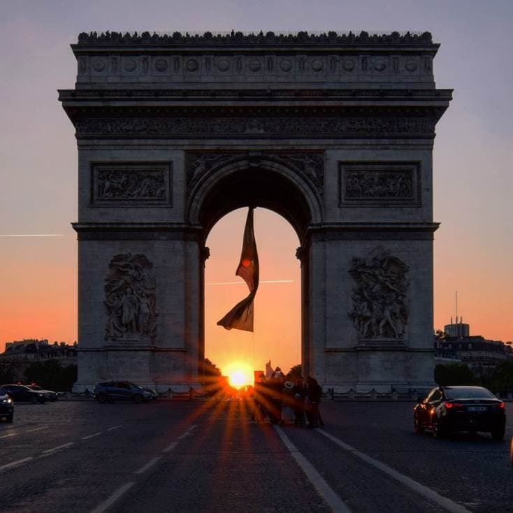 Image d'illustration pour Parishenge : Le soleil se couche sous l'Arc de Triomphe