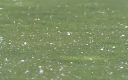 Image d'illustration pour Insolite : un match de foot interrompu par un orage de grêle