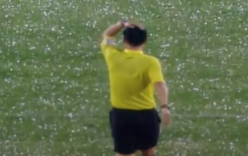 Image d'illustration pour Insolite : un match de foot interrompu par un orage de grêle