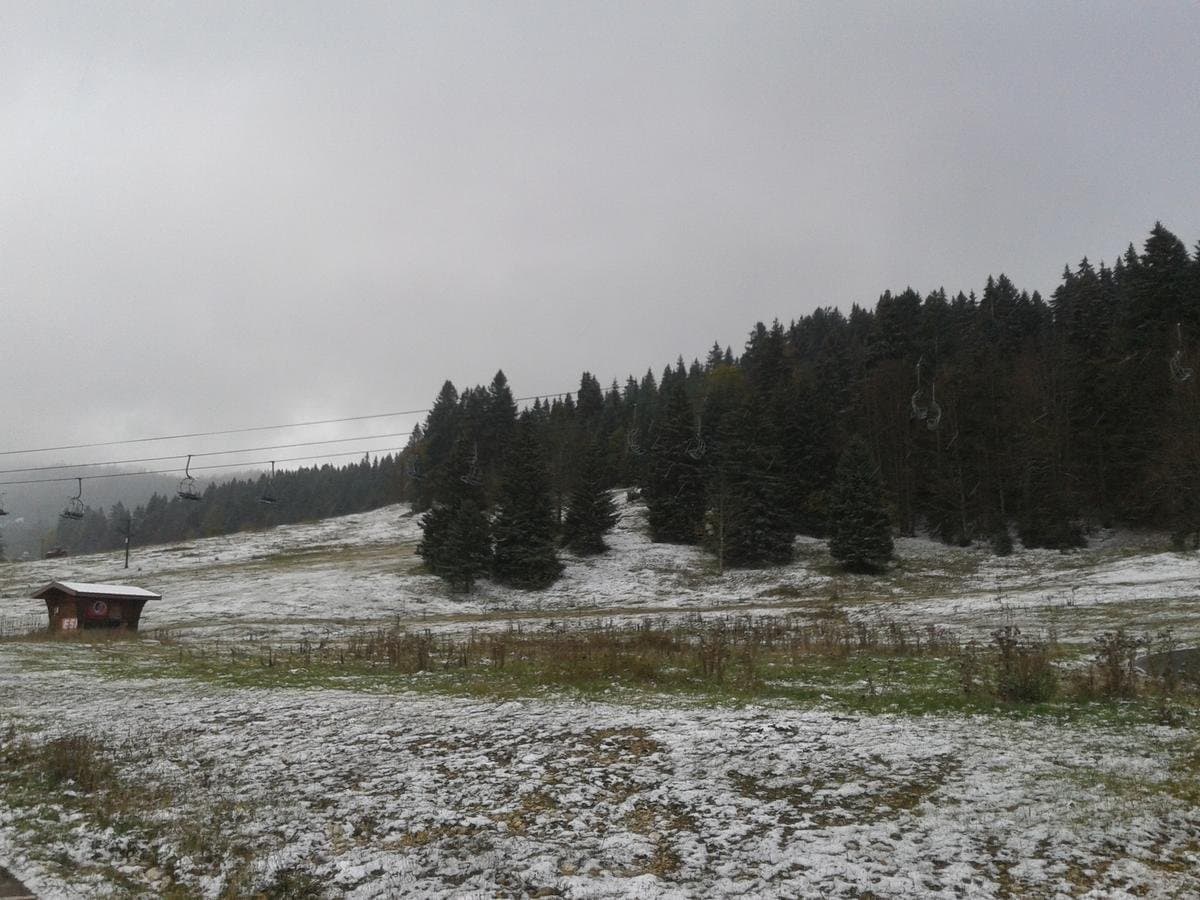 Image d'illustration pour Vosges, Jura et Alpes : première neige en moyenne montagne