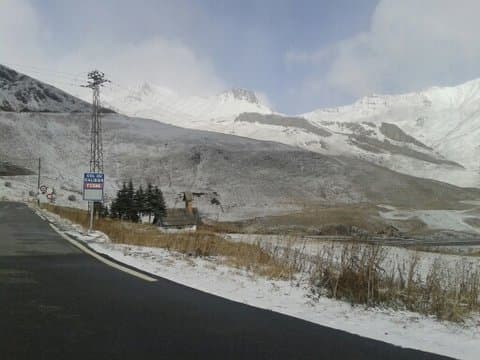 Image d'illustration pour Vosges, Jura et Alpes : première neige en moyenne montagne