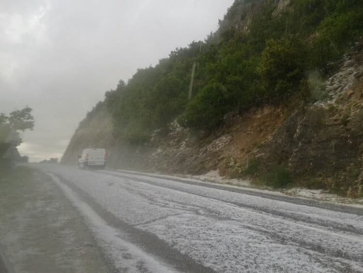 Image d'illustration pour Orages sur les Alpes : foudre, grêle et neige